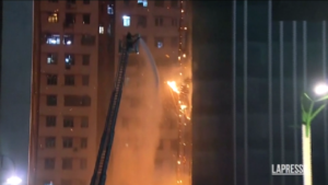 Hong Kong, incendio in un cantiere: oltre 130 evacuati