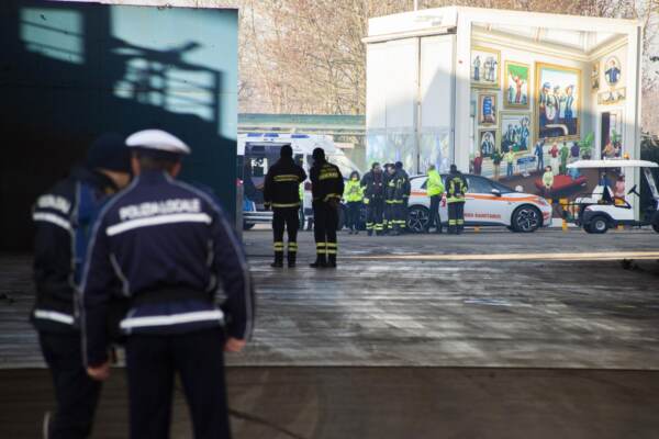 Forze dell'ordine effettuano rilievi dopo un incidente sul lavoro