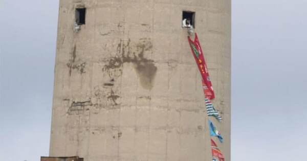 Protesta degli operai sulla ciminiera di Portovesme