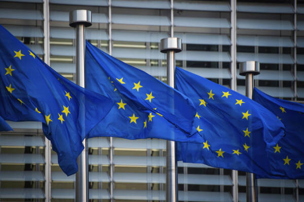 Bandiere dell'Unione europea fuori dall'edificio della Commissione Europea a Bruxelles