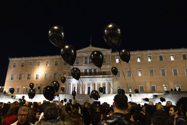 Protesta ad Atene dopo l'incidente ferroviario di martedì 28 febbraio. I manifestanti, palloncini neri in mano, chiedono giustizia per le vittime