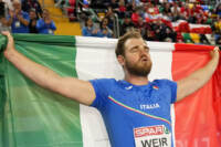 Zane Weir dopo aver vinto l'oro negli europei indoor di lancio del peso