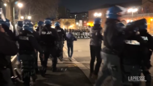 Scontri tra polizia e anarchici in zona Porta Palazzo a Torino