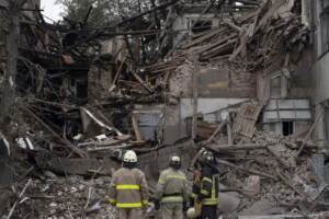 Ucraina, bombe su Sloviansk palazzi ridotti in macerie