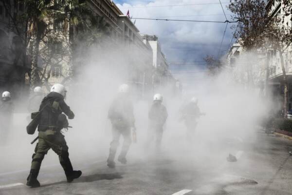 Grecia, scontri ad Atene tra polizia e manifestanti durante proteste per il disastro ferroviario