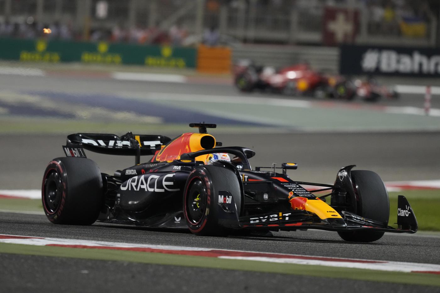F1, trionfo Verstappen in Bahrain: Leclerc fuori e Sainz 4°