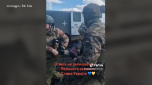 Ucraina, militari di Kiev salvano soldato ferito: le immagini dal fronte