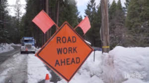 California, la tempesta di neve impone la chiusura delle strade