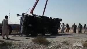 Pakistan, attentato suicida nel Balucistan: uccisi 10 poliziotti