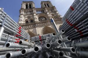 Parigi: tre anni fa il rogo di Notre-Dame, Macron con la moglie visitano il cantiere