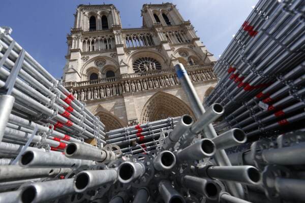 Parigi: tre anni fa il rogo di Notre-Dame, Macron con la moglie visitano il cantiere