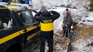 Etna, Gdf soccorre 50 passeggeri di autobus bloccato dalla neve