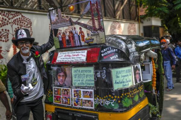 Amitabh Bachchan injured while shooting film in India