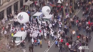Francia, sciopero contro riforma pensioni: il corteo di Parigi