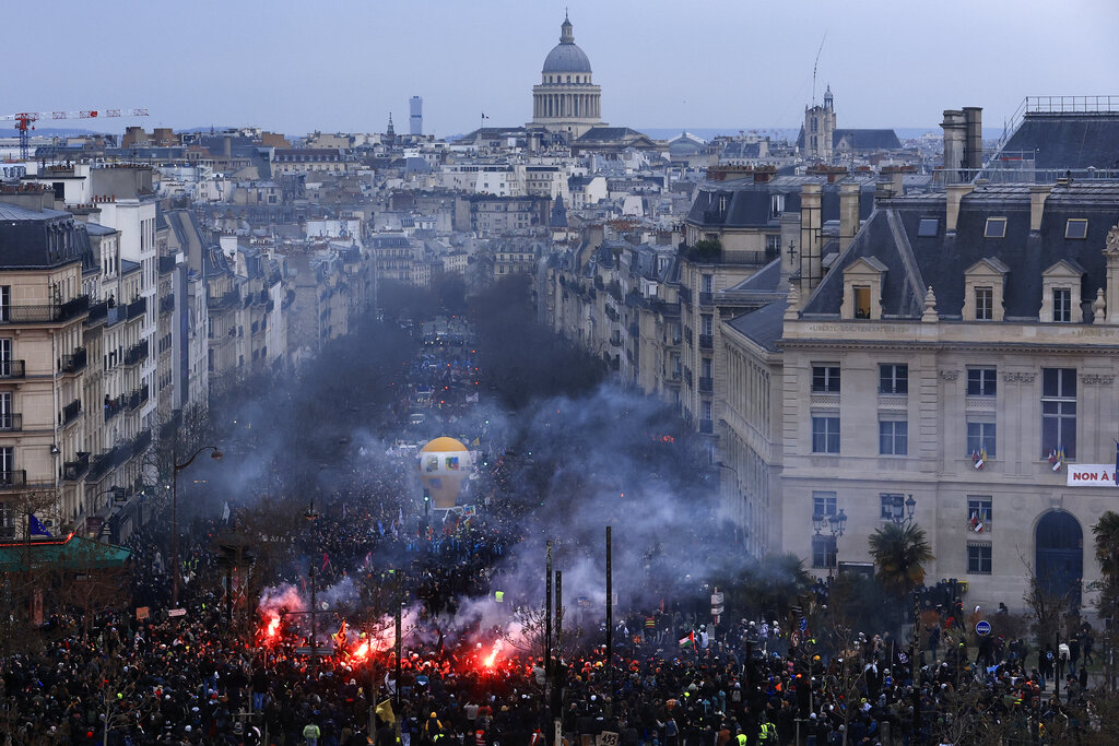 Parigi, 700mila in piazza contro riforma pensioni Parigi, 700mila in piazza contro riforma pensioni
