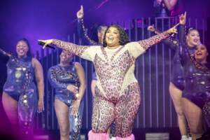 Musica, star del body positivity Lizzo veste Roberto Cavalli