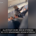 Usa, paura in aereo: cerca di aprire portellone e accoltellare hostess