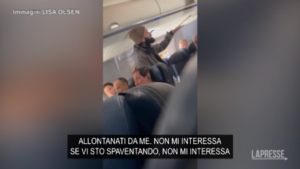 Usa, paura in aereo: cerca di aprire portellone e accoltellare hostess
