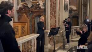 8 marzo, Arisa canta l’Ave Maria nella Chiesa degli Artisti