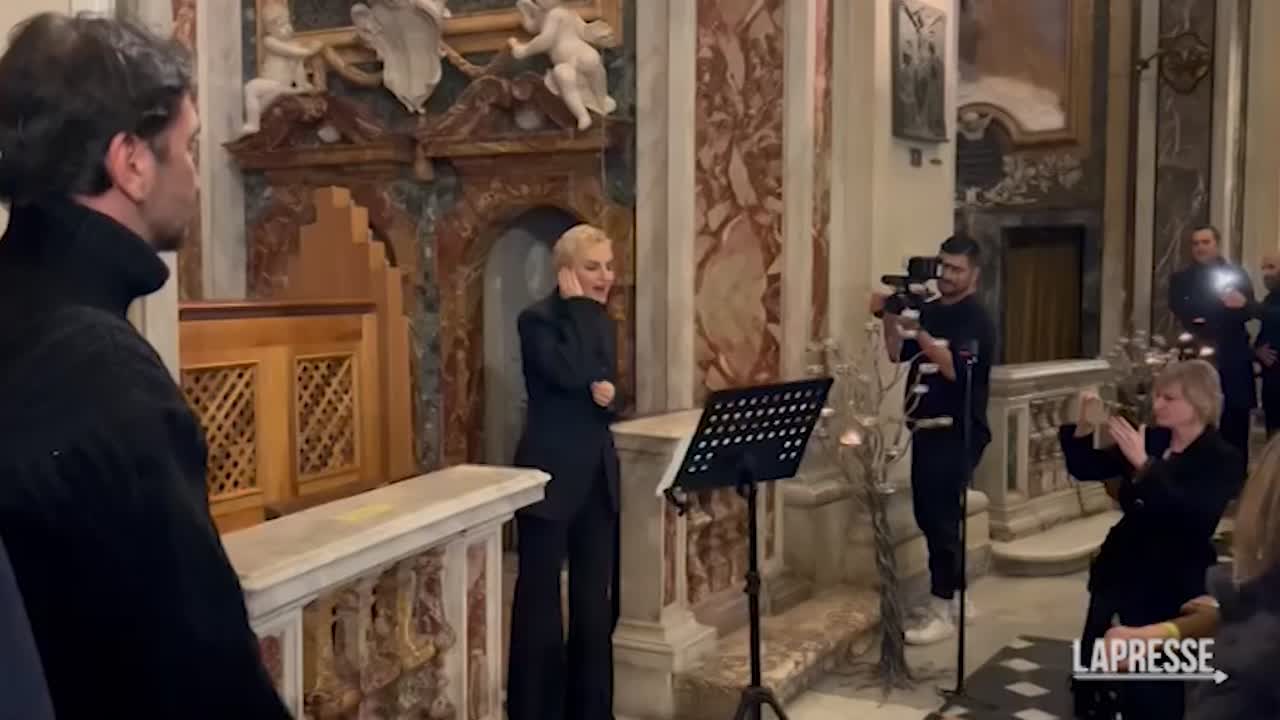Ave Maria Cantata In Chiesa 8 marzo, Arisa canta l'Ave Maria nella Chiesa degli Artisti - LaPresse