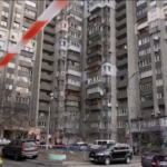 Attacchi russi su Kiev, auto e palazzi danneggiati