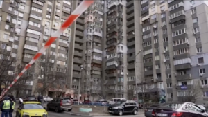 Attacchi russi su Kiev, auto e palazzi danneggiati