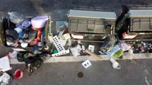 Emergenza rifiuti a Roma, spazzatura in città