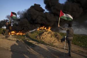 Palestinesi in protesta dopo il raid israeliano al campo profughi di Jenin