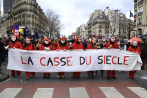 Scontri tra polizia e manifestanti in Francia durante le proteste per la riforma pensioni