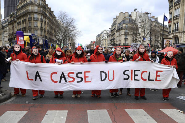 Scontri tra polizia e manifestanti in Francia durante le proteste per la riforma pensioni