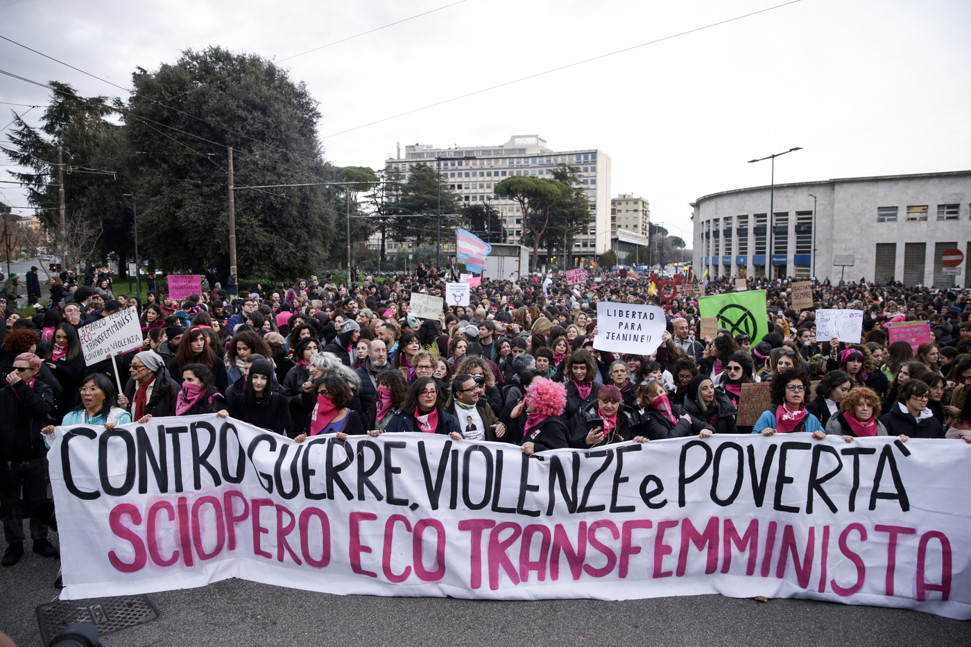Non Una di Meno, i cortei nelle piazze per l’8 marzo: “Siamo marea”