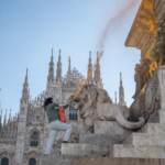 Milano, Ultima Generazione imbratta statua in Duomo