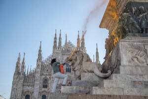 Milano, Ultima Generazione imbratta statua in Duomo