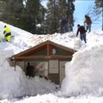 California sommersa dalla neve: gli abitanti sui tetti a spalare
