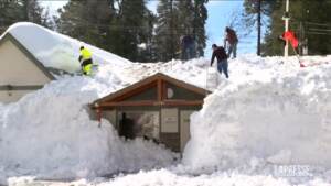 California sommersa dalla neve: gli abitanti sui tetti a spalare