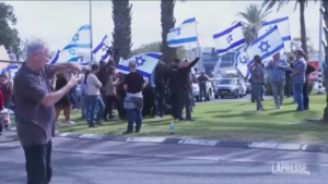 Israele, manifestanti bloccano aeroporto per volo Netanyahu