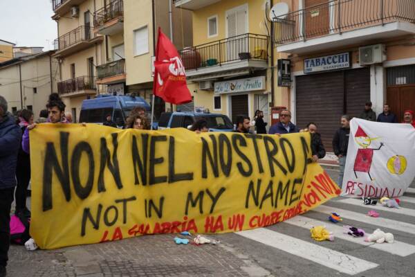 Pronti due cortei a Cutro durante Cdm, scritte contro Piantedosi