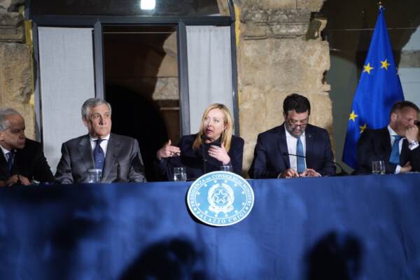 Migranti, Meloni: “Sconfiggere la tratta di esseri umani”