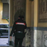 Bologna, frusta figlia 15enne con cavo elettrico: madre arrestata
