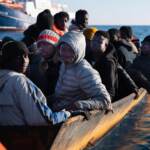 Migranti, ancora sbarchi a Lampedusa: 1600 in hotspot