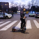 Milano, 33enne in monopattino muore investito