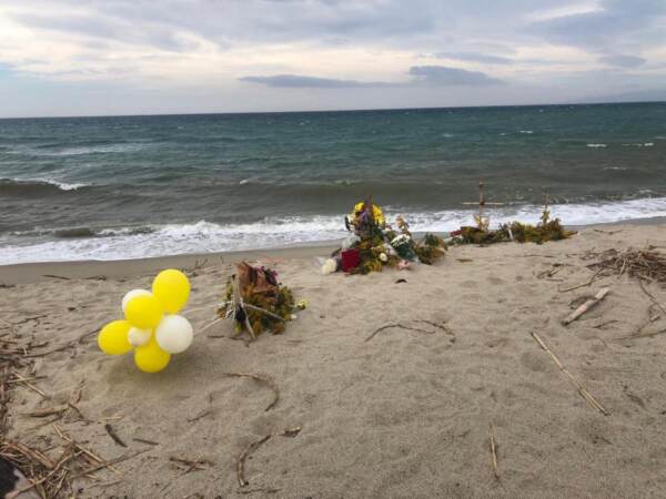 Omaggi alle vittime del naufragio sulla spiaggia di Cutro