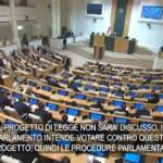 Agenti stranieri, Parlamento di Tbilisi revoca legge