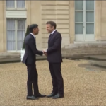 Sunak all’Eliseo, stretta di mano con Macron