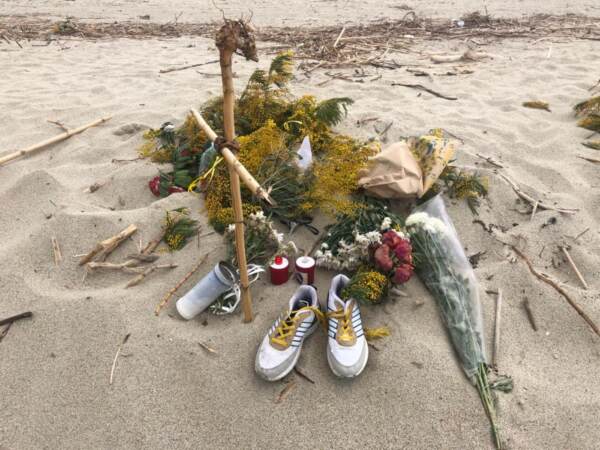 Omaggi alle vittime del naufragio sulla spiaggia di Cutro