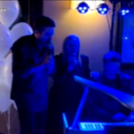 Meloni e Salvini al karaoke, cantano a squarciagola De André