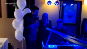 Meloni e Salvini al karaoke, cantano a squarciagola De André