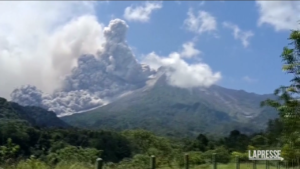 Indonesia, torna a eruttare il vulcano Merapi