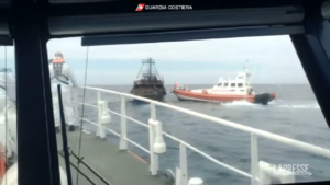 Migranti, 1300 in pericolo al largo della Calabria: il salvataggio