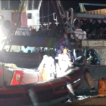 Migranti, in 500 arrivano a Crotone: lo sbarco nella notte